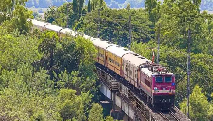 6 एप्रिल ते 4 मेपर्यंत कोकणात जायला विशेष साप्ताहिक रेल्वेगाडी; कसं आहे वेळापत्रक? पाहा, लगेचच प्रवासाचा बेत आखा 