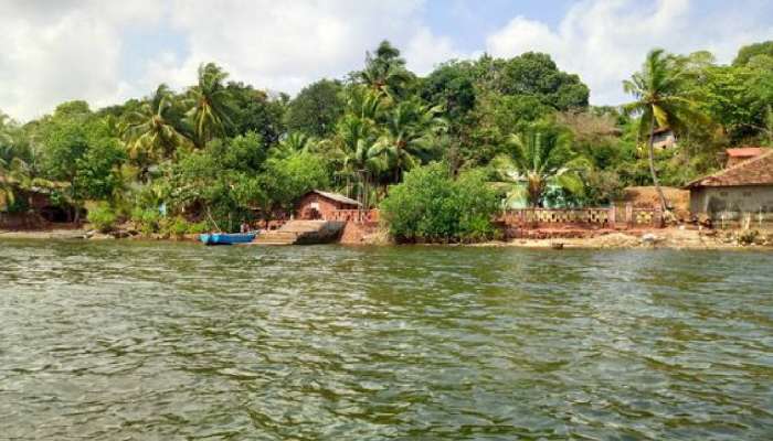 अजबच! महाराष्ट्रातील एक असं गाव जिथं जाण्याचा रस्ताच नाही; मग गावकरी प्रवास करतात तरी कसे?