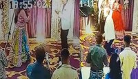हातात हात, प्रेमाचा वर्षाव...25 व्या लग्नाच्या वाढदिवसाला पत्नीसोबत डान्स करताना पती