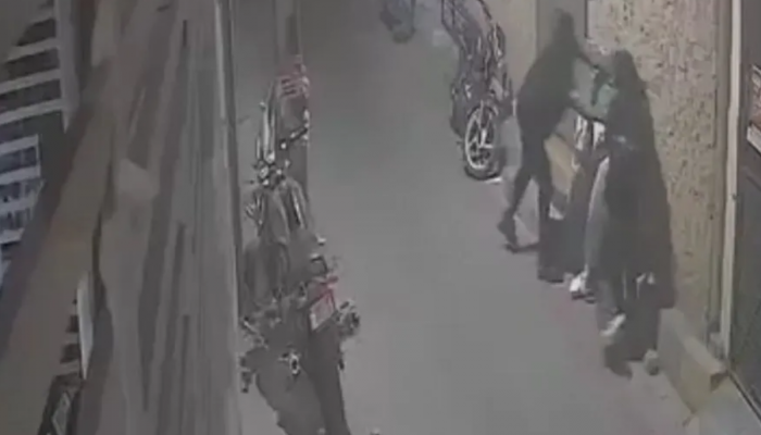 रात्रीची वेळ, निर्मनुष्य रस्ता; 2 तरुणी चालत 'तो' मागून आला आणि...धक्कादायक CCTV फुटेज समोर!