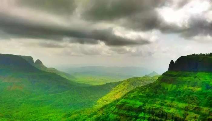 डोनाल्ड ट्रम्प जरी आले तरी चालतचं फिरावं लागेल; महाराष्ट्रात आहे भारतातील सर्वात डेंजर हिल स्टेशन डोनाल्ड ट्रम्प जरी आले तरी चालतचं फिरावं लागेल; महाराष्ट्रात आहे भारतातील सर्वात डेंजर हिल स्टेशन