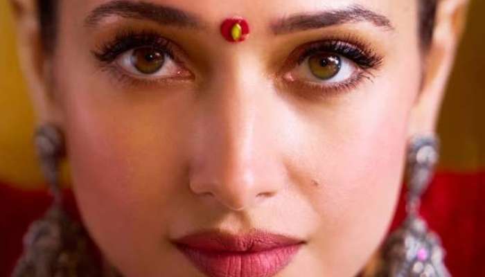 लाल टिकली, भेदक नजर अन्...; ब्रेकअपमुळे चर्चेत असलेल्या अभिनेत्रीच्या अदांनी चाहते घायाळ