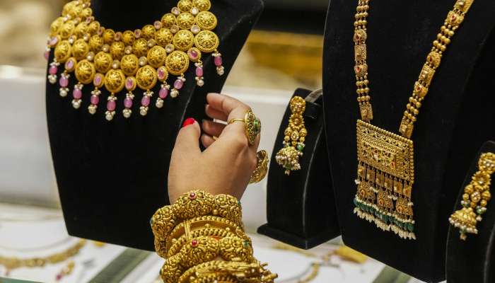 सोनं खरेदी करावं की मोडावं? ग्राहक बुचकळ्यात! सोने आणि चांदीच्या दरात पुन्हा मोठी उसळी 