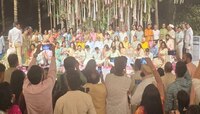  123  कुटुंबांनी एकत्र 