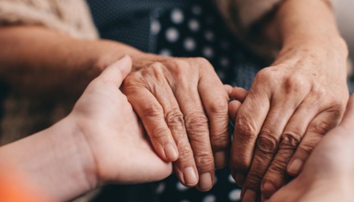 Parkinsons Day:'हात,पाय सतत थरथरतात? मग मला पार्कीन्सनच असेल का?' डॉक्टर म्हणतात... Parkinsons Day:'हात,पाय सतत थरथरतात? मग मला पार्कीन्सनच असेल का?' डॉक्टर म्हणतात...