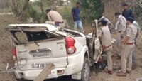 Scorpio कोरड्या नदीपात्रात कोसळली; कारमधील चौघांचा मृत्यू, कारमधला बोकड वाचला