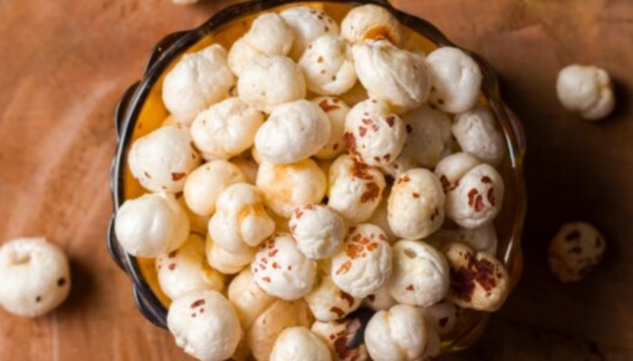 तुपात भाजून की दुधात शिजवून...मखाना खाणे कसे आहे जास्त फायदेशीर? जाणून घ्या योग्य पद्धत तुपात भाजून की दुधात शिजवून...मखाना खाणे कसे आहे जास्त फायदेशीर? जाणून घ्या योग्य पद्धत