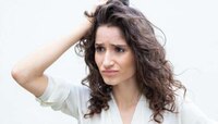 केसांत खूप घाम येतोय, चिकट होऊन कुबट वास येतोय? उन्हाळ्यात अशी घ्या केसांची काळजी