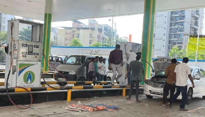 CNG भरताना गाडीतून खाली का उतरतात? अर्ध्या भारताला माहिती नाही उत्तर CNG भरताना गाडीतून खाली का उतरतात? अर्ध्या भारताला माहिती नाही उत्तर