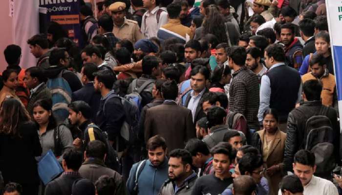 शिपाई होण्यासाठी 2476000 अर्ज; 1 जागेसाठी 46 जणांमध्ये स्पर्धा! MBA, PhD धारक तरुणांची झुंबड शिपाई होण्यासाठी 2476000 अर्ज; 1 जागेसाठी 46 जणांमध्ये स्पर्धा! MBA, PhD धारक तरुणांची झुंबड
