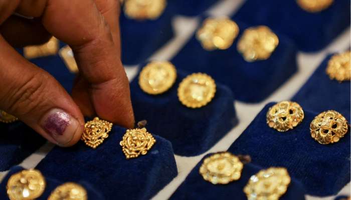 1 लाखांपार पोहोचलेल्या सोन्याचे दर घसरणीला; अक्षय्य तृतीयेआधी सोनं झालं स्वस्त, वाचा आजचे दर
