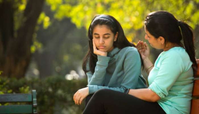 वयात आलेल्या मुलीसोबत 'या' 5 गोष्टी कधीच शेअर करु नका; खोलवर होतो परिणाम