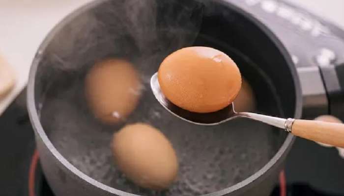अंड न फोडताही खराब झालंय कसं ओळखायचं? जाणून घ्या सर्वात सोपी ट्रिक