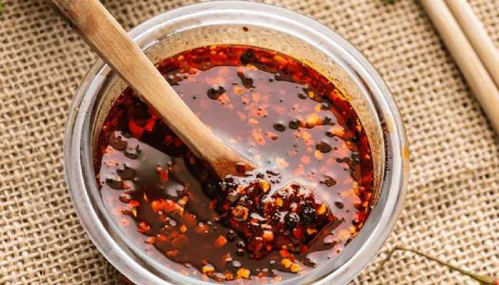 घरच्या घरी तयार करा झणझणीत आणि चविष्ट चिली ऑईल; ते ही अगदी हॉटेलसारखं!