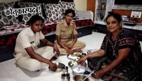 पुण्यातील काकूंना मानलं बुवा! सर्वच करतायेत कौतुक; 2 महिला पोलिसांना घरात बोलावून...
