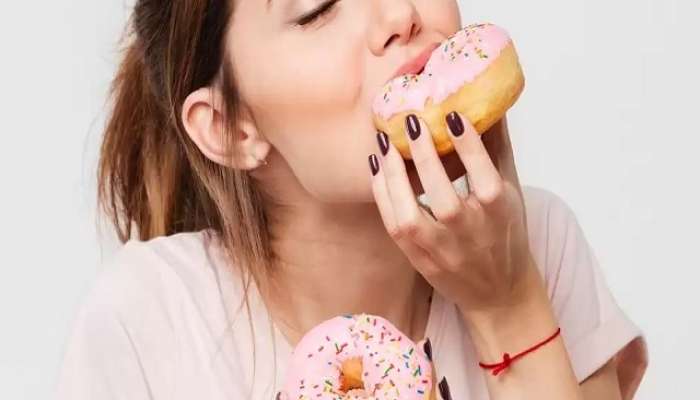 शरीरात दिसतायत ही 7 लक्षणं? मग समजून जा तुम्ही साखरेचं जास्त सेवन करताय 