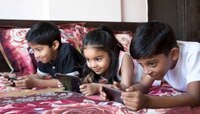 उन्हाळ्याच्या सुट्ट्यांमध्ये मुलं फक्त मोबाईल घेऊन बघतात? याचा धोका ऐकून पायाखालची ज