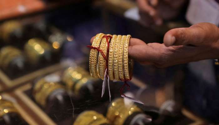 सोन्याचे दर पुन्हा लाखाच्या उंबरठ्यावर! 10 ग्रॅम सोनं खरेदीसाठी किती रक्कम मोजावी लागेल, वाचा आजचा भाव 