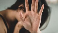 मैत्रिणीनेच केला घात! ड्रग्ज देऊन मित्रांच्या हवाली केले, महिनाभर सामूहिक बलात्कार, 