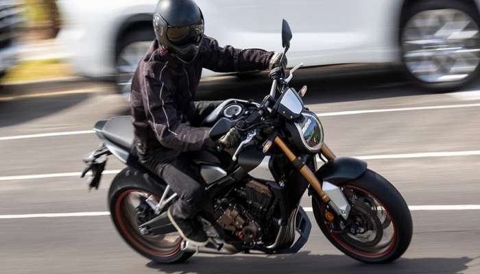 हे असंही शक्य आहे! HONDA च्या या बाईकमध्ये क्लच न दाबताच बदलणार गिअर; 'ती' येतेय तुमचं मन जिंकायला हे असंही शक्य आहे! HONDA च्या या बाईकमध्ये क्लच न दाबताच बदलणार गिअर; 'ती' येतेय तुमचं मन जिंकायला