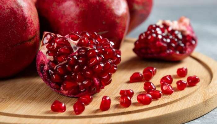 Health Benefits of Pomegranate : डाळिंब खाण्याचे आरोग्यदायी फायदे; रोगप्रतिकारशक्ती, पचन आणि... 