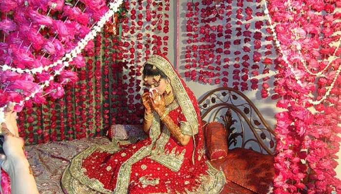 हनिमूनच्या रात्री पती रुममध्ये बेडवर पाहत होता वाट, नववधूने दरवाजा बंद केला अन्...; सासरी एकच खळबळ, गाठलं पोलीस स्टेशन