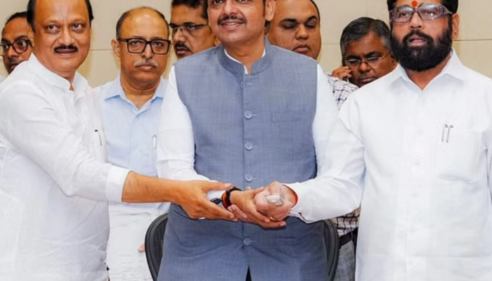 मोठी बातमी! शपथविधीनंतर भुजबळ थेट मंत्रिमंडळ बैठकीत, मुख्यमंत्र्यांनी घेतले 8 महत्त्वाचे निर्णय
