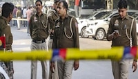 पत्नी कामावर जाताच घरात झोपलेल्या 17 वर्षीय तरुणाच्या डोक्यात सिंलेडर घातला, नंतर बे