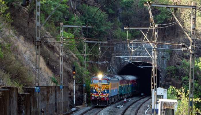 महाराष्ट्रातील दोन श्रीमंत शहरांना जोडणारी भारतातील सर्वात लोकप्रिय ट्रेन; 96 वर्षांपासून धावणाऱ्या या ट्रेनचे नाव जाणून शॉक व्हाल