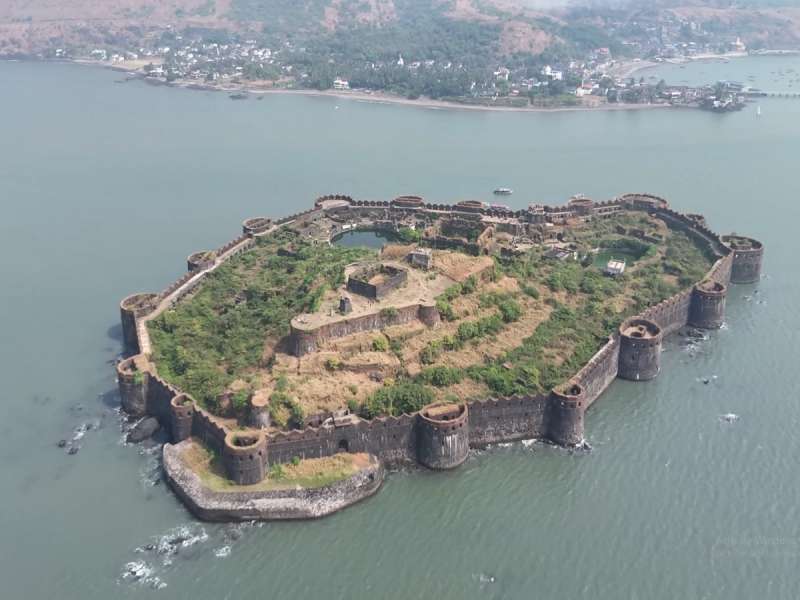   विज्ञानाला चॅलेंज देणारी महाराष्ट्रातील 500 वर्ष जुनी आश्चर्यकारक वास्तू! चारही बाजूने समुद्राचे खारं पाणी आणि मधोमध गोड्या पाण्याची विहिर 