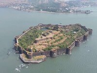 विज्ञानाला चॅलेंज देणारी महाराष्ट्रातील 500 वर्ष जुनी आश्चर्यकारक वास्तू! समुद्रात