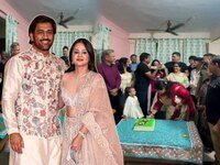 'घरात राहायचंय की नाही...' MS Dhoni सुद्धा बायकोला घाबरतो, केक कापताना मित्राला दिला