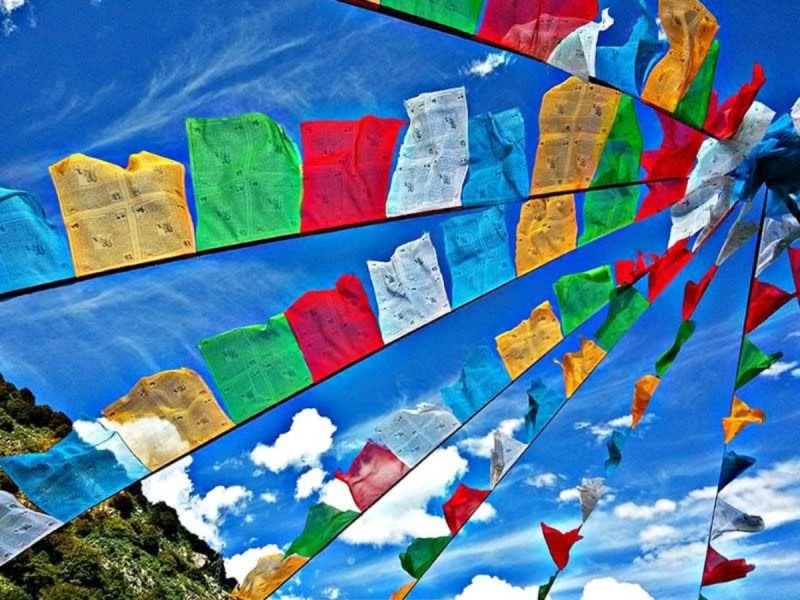 लेह-लडाखमध्ये दिसणाऱ्या तिबेटी प्रार्थना झेंड्यांच्या पाच रंगांचा अर्थ काय आहे? 