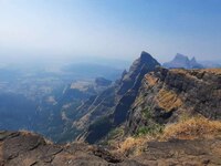 पुण्यात खळबळ! 40 वर्षाचा तलाठी आणि अल्पवयीन तरुणीचा मृतदेह कोकण कड्याच्या दरीत आढळला