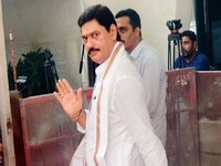 धनंजय मुंडे पुन्हा मोठ्या अडचणीत;  विनयभंग प्रकरणातील आरोपींसोबतचा फोटो व्हायरल