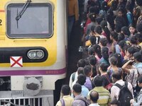 लोकल की मृत्यूचा सापळा? 8 वर्षात इतक्या प्रवाशांचा मृत्यू, हादरवणारी आकडेवारी समोर