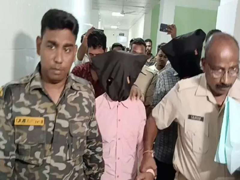 दोन सख्ख्या भावांनी मुलीवर केला सामूहिक बलात्कार, 5 महिन्यांची गर्भवती असतानाच जिवंत गाडलं अन्...; पोलीसही हादरले