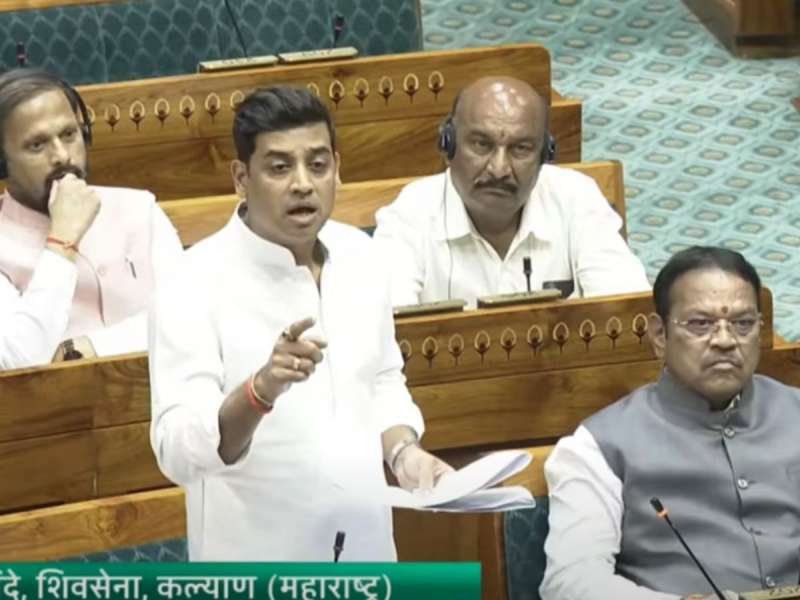 'यांचे गृहमंत्री तीन-तीन वेळा कपडे बदलायचे...'; ऑपरेशन सिंदूरच्या चर्चेदरम्यान श्रीकांत शिंदेंचा काँग्रेसवर पलटवार