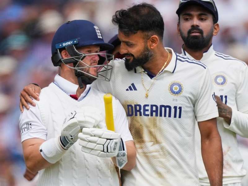 खांद्यावर हात अन्.... आकशदीपने बेन डकेटला दिला असा सेंडऑफ, ICC करणार कारवाई? 