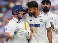 खांद्यावर हात अन्.... आकशदीपने बेन डकेटला दिला असा सेंडऑफ, ICC करणार कारवाई? 