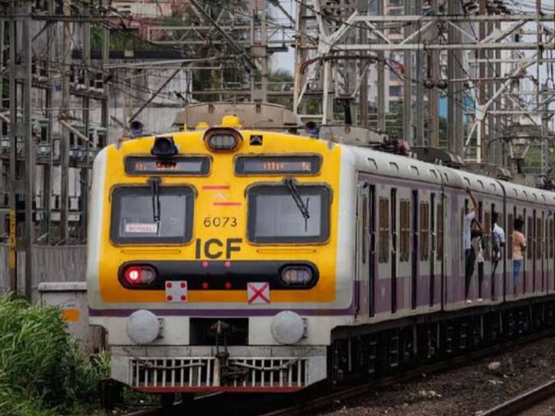 लोकलमध्ये चढला मद्यधुंद अवस्थेतील पोलीस, महिलांच्या पाठीला स्पर्श केला अन्...; वसई लोकलमधील घटना 