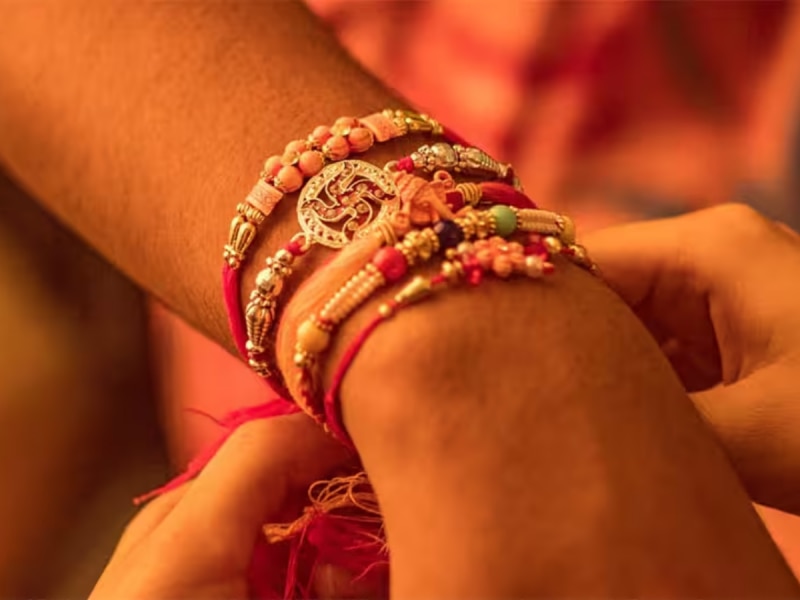 राखी बांधताना किती गाठी बांधाव्यात? 2, 3 की 5? जाणून घ्या यामागचं धार्मिक महत्त्व 