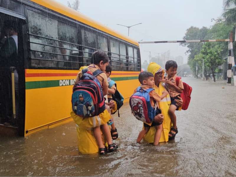मुंबईत पावसाचा जोर वाढला; शाळा, महाविद्यालयांना सुट्टी जाहीर, BMC ने जाहीर केला Emergency No