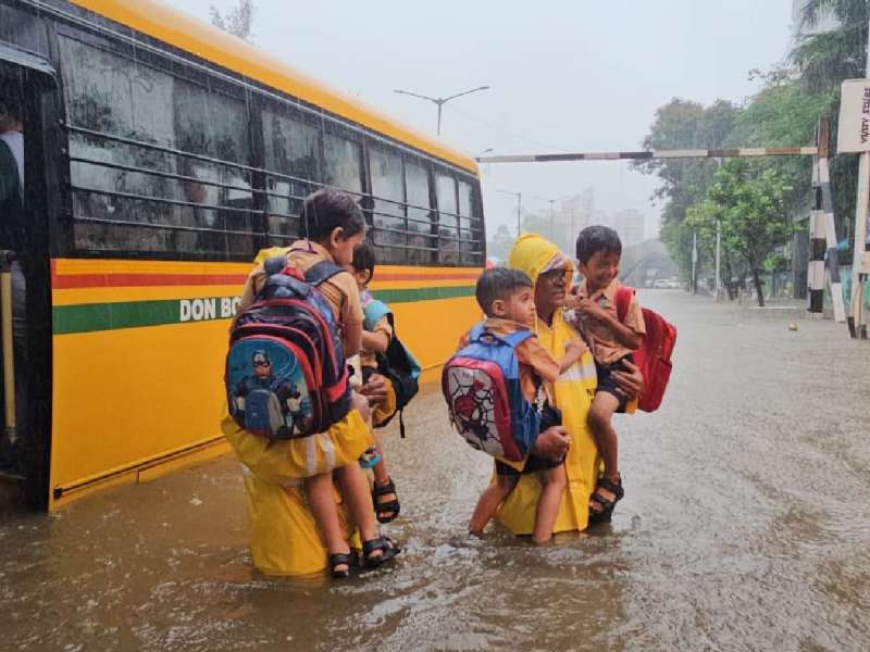 Photo: मुंबईत पावसाचा हाहाकार, कुर्ला-दादरमध्ये रेल्वे रुळावर पाणी, लहान मुलांची पोलिसांकडून सुटका 