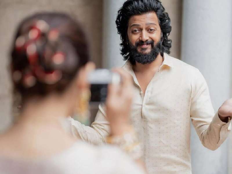 नवऱ्यासाठी फोटोग्राफर बनली जेनिलिया, कांजीवरम साडीतील लुक पाहून सर्वच फिदा