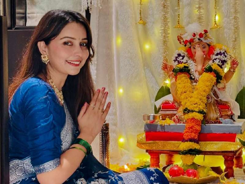 Photo: प्रसिद्ध महिला सरपंच निर्मला नवलेंच्या घरी गणपती बाप्पाचं आगमन