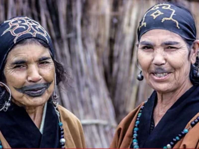 लग्नानंतर इथे बायकांच्या ओठांवर येतात मिशा; ईश्वराला नाही तर जनावराला देतात देवाचं स्थान