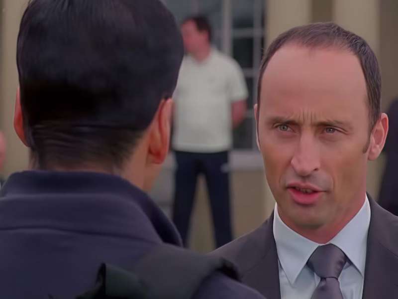 वेटर म्हणून काम केलं, फ्लाइट चुकल्याने बदललं आयुष्य, बनला बॉलिवूडचा सुपरस्टार