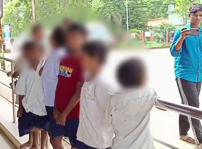 धक्कादायक! झोपेत असताना 8 विद्यार्थ्यांच्या डोळ्यात टाकलं Fevikwik; जिल्हाधिकाऱ्यांनी मुख्याध्यापकांना केलं निलंबित, कारण...