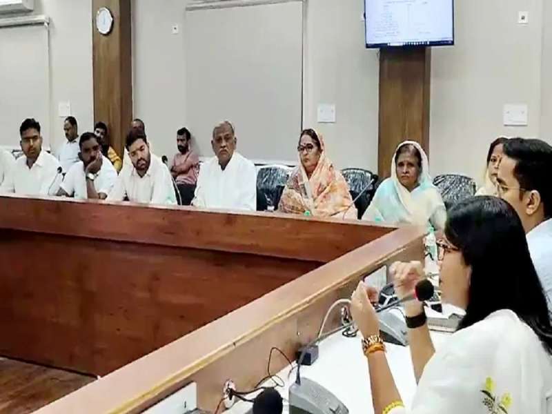 'आधी खुर्चीवरुन उठा आणि मागे जाऊन बसा...,' महिला नगरसेविकांच्या पतींवर संतापली IAS अधिकारी; भर बैठकीत सुनावलं